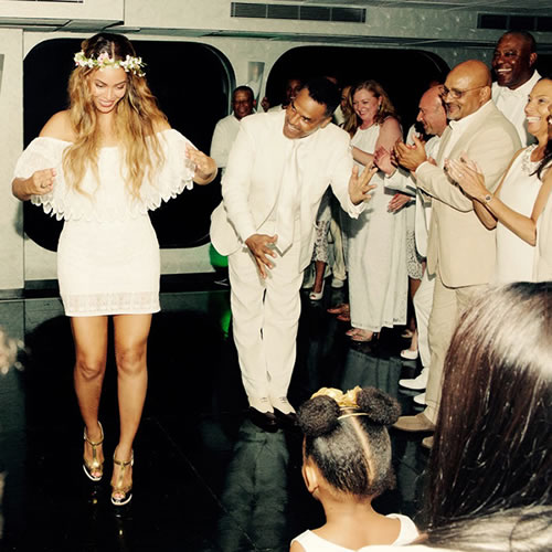 Beyoncé, Jay Z等出席女王妈妈婚礼..人家做奶奶的人照样可以如此光鲜亮丽再次踏入婚姻殿堂 (照片)