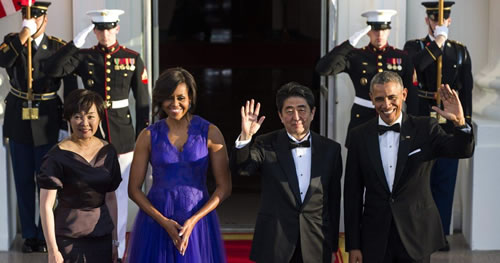 又有情侣去白宫的..Ciara和男友Russell Wilson受邀参加奥巴马夫妇举办的欢迎日本首相安倍宴会 (照片)