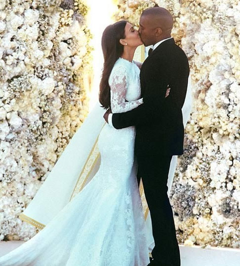 一年过得真快! Kanye West和老婆卡戴珊幸福地庆祝结婚1周年纪念日..他们非常急切地想完成这件事情