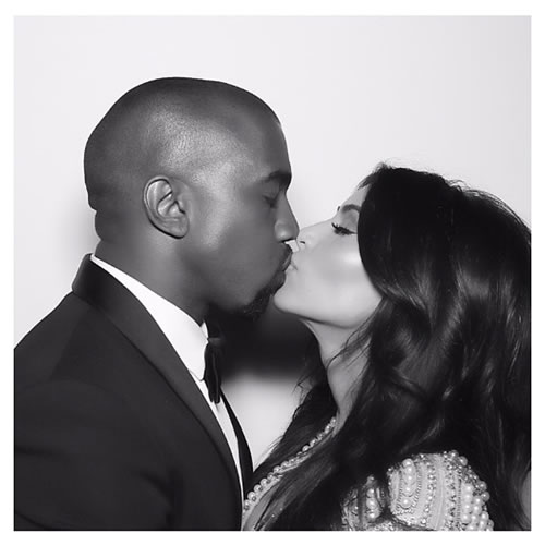 疯狂地爱..卡戴珊与老公Kanye West舌吻 (照片)