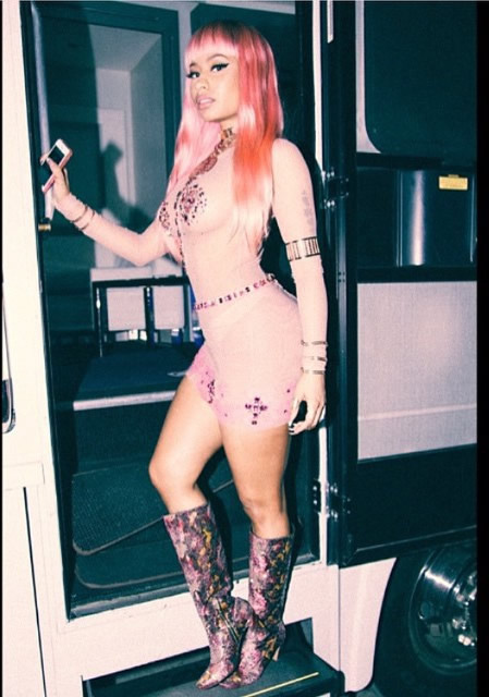 因为外穿得太透明..清晰可见Nicki Minaj里穿的“纺织物”款式和颜色 (照片)