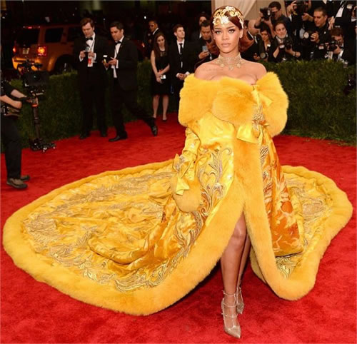 中西结合..Rihanna把中国风服装穿出了中国煎饼和西方披萨饼的味道 (照片)