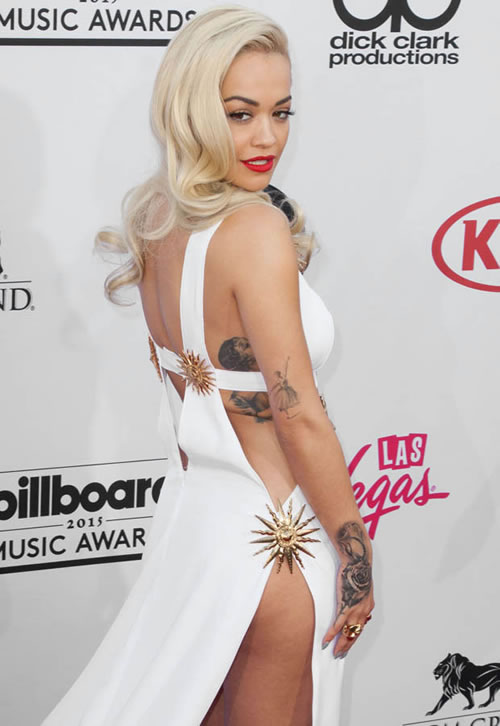 劲爆连连看..Jay Z的英国女艺人Rita Ora不穿内裤..性感半裸露走2015 Billboard音乐大奖红地毯 (照片)