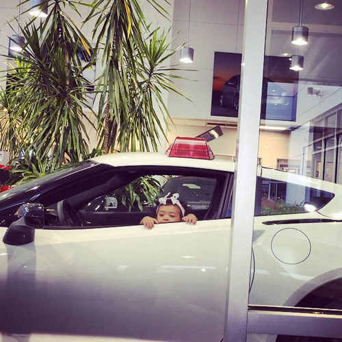 不到一岁的Chris Brown女儿已经如此有Style..坐在爸爸的超级跑车驾驶座上 (照片)