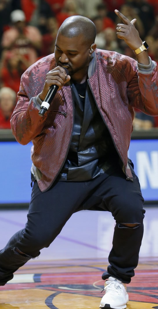 谁都喜欢苹果..Kanye West戴上12万苹果手表为家乡球队NBA芝加哥公牛队表演..和皮蓬合影 (照片)