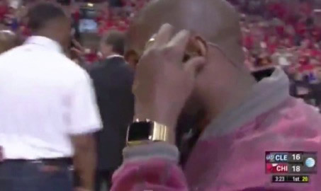 谁都喜欢苹果..Kanye West戴上12万苹果手表为家乡球队NBA芝加哥公牛队表演..和皮蓬合影 (照片)