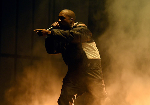“火爆”! Kanye West的表演基本上只能听见其声音不见其人..因为太“火”了 (2015 Billboard音乐大奖现场)