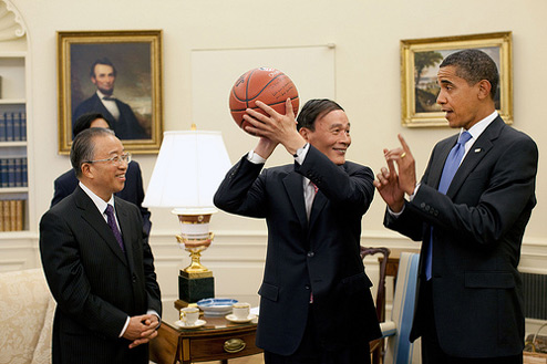 美国总统/篮球爱好者奥巴马发话点评NBA总决赛: 詹姆斯是核心..库里可以投死任何人 (配图你非常熟悉)