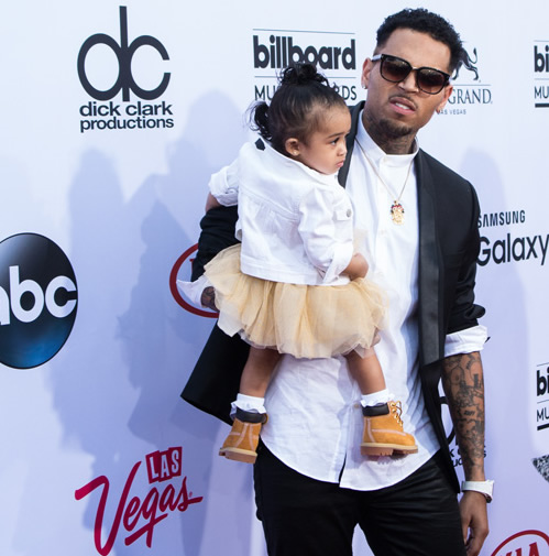 新气象..Chris Brown这次出席颁奖典礼不是带着女人而是抱着女儿走红地毯 (照片)