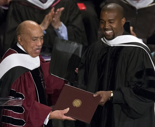 厉害! “高材生”Kanye West正式获得芝加哥艺术学院授予荣誉博士学位..戴上博士帽 (照片)