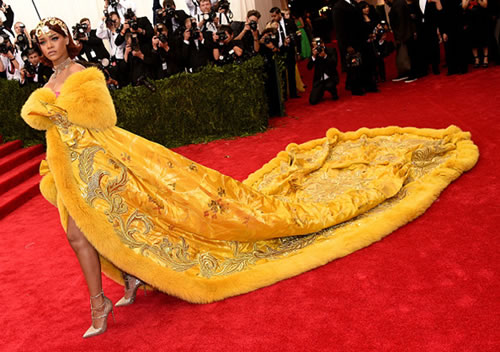 中西结合..Rihanna把中国风服装穿出了中国煎饼和西方披萨饼的味道 (照片)