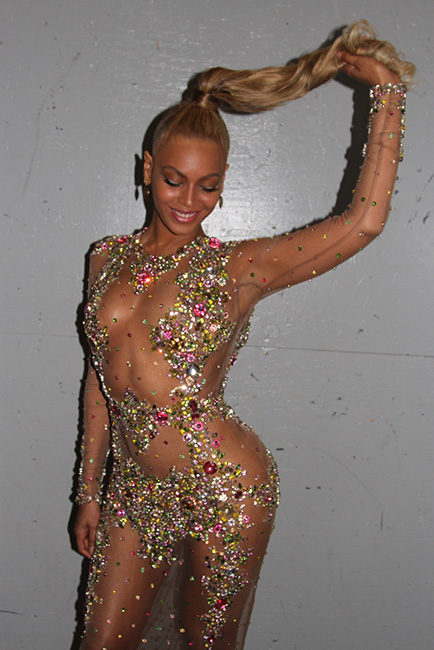 劲爆女王Beyonce全身透视装..里面不穿几乎全裸..在中国主题Met Gala 2015现场 (照片)