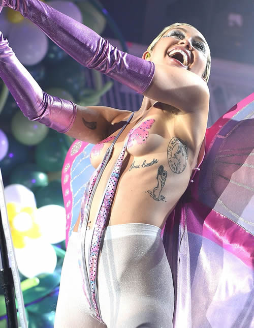 Crazy!! 抽大号大麻洒钞票+赤裸上身..这就是Miley Cyrus越来越High的疯狂状态 (4张照片)
