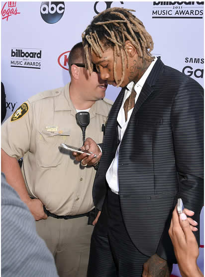 把大麻烟头掐掉，否则马上抓人..Wiz Khalifa在红地毯上抽大麻遭遇警方挑战..发生什么大事了? (照片)