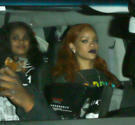 第三次约会..Rihanna和足球巨星本泽马夜里再浪漫..RiRi看着狗仔镜头：看什么看!  (照片)