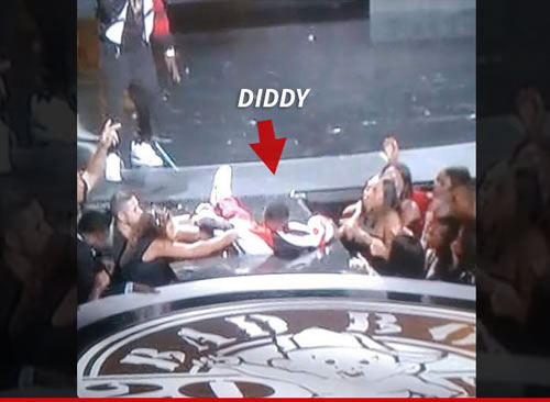 果然是走霉运..保释出狱的吹牛老爹Diddy在BET演出舞台摔倒..掉到洞里 (照片)