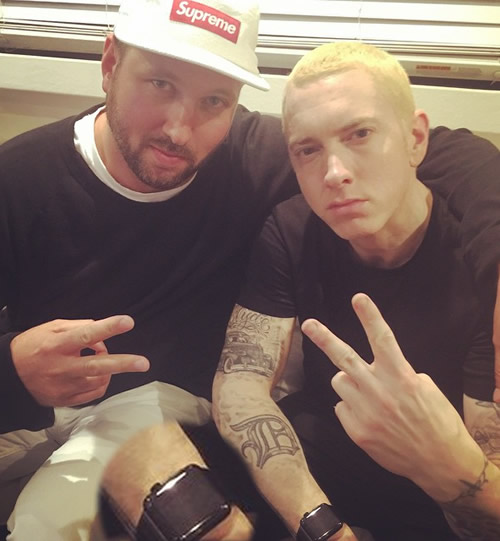 苹果又赢了..Rap God Eminem换上苹果手表..无情抛弃了日本某手表厂商 (照片)
