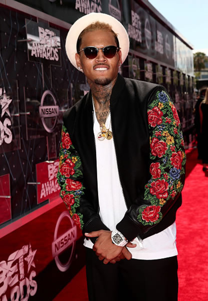 红到美国嘻哈圈..Chris Brown穿上中国大花衣走BET红地毯..太酷了..不是PS的 (照片)