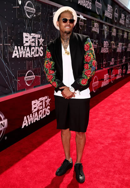 红到美国嘻哈圈..Chris Brown穿上中国大花衣走BET红地毯..太酷了..不是PS的 (照片)