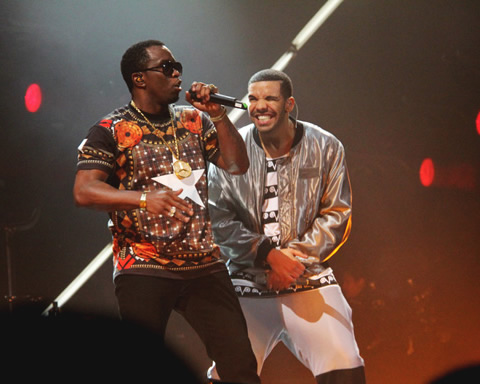 这是Drake听到Diddy殴打别人入狱时的反应 (Drake曾经被Diddy殴过) (3张照片)