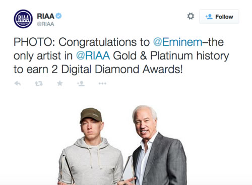 轻而易举的事儿! Eminem面无表情成为唯一一个拿着两座RIAA数字销量钻石认证奖杯的艺人 (照片)