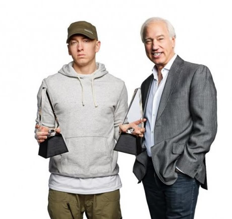 轻而易举的事儿! Eminem面无表情成为唯一一个拿着两座RIAA数字销量钻石认证奖杯的艺人 (照片)