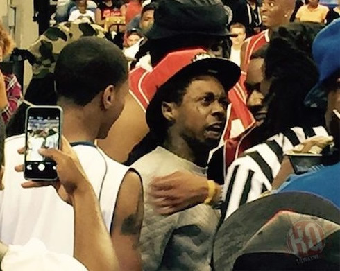 生活够爆裂!! Lil Wayne房车被枪击后..又在阻止暴力慈善篮球活动上遇到黑哨向裁判吐口水引发冲突 (图片)