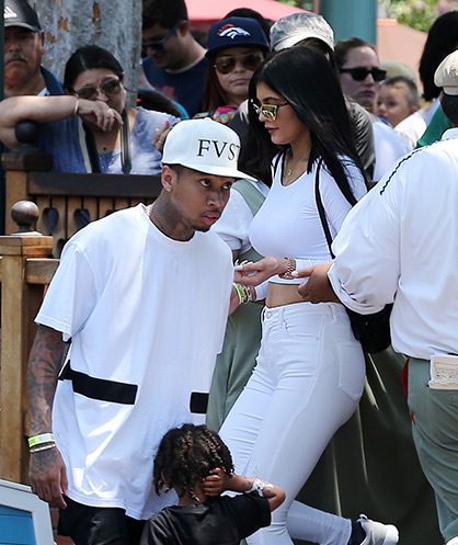 美式包容文化..卡戴珊17岁妹妹Kylie Jenner陪Tyga和他儿子游迪斯尼乐园 (照片)