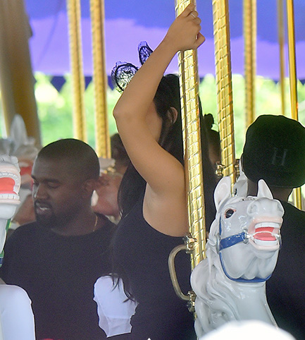 游乐天堂..Kanye和卡戴珊在世界上最开心的地方庆祝女儿North West生日 (照片)