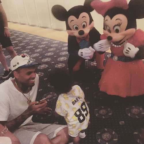 好爸爸Chris Brown说到做到..带女儿Royalty游迪士尼乐园 (照片)