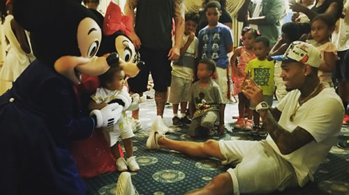 好爸爸Chris Brown说到做到..带女儿Royalty游迪士尼乐园 (照片)