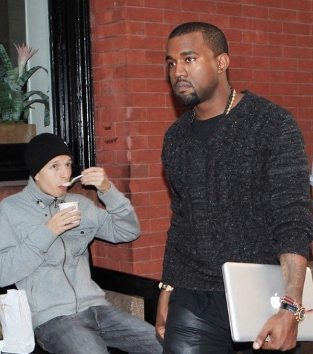 弱肉强食!! Jay Z被苹果公司“再捅一刀”..准备对他的好兄弟Kanye West动手..Drake已经被苹果“收买”