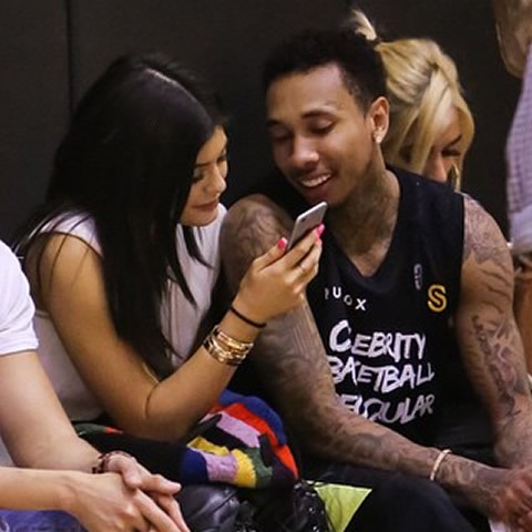 非常罕见! 卡戴珊17岁妹妹Kylie Jenner与男友Tyga在篮球场公开有说有笑 (照片)