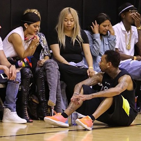 非常罕见! 卡戴珊17岁妹妹Kylie Jenner与男友Tyga在篮球场公开有说有笑 (照片)