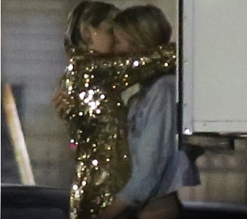 我是双性恋! Miley Cyrus和维多利亚的秘密模特接吻..不清楚她们是否一对 (照片)