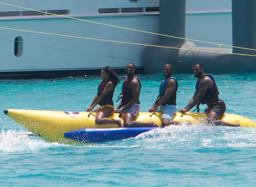 好兄弟共生死! NBA超级巨星兄弟们詹姆斯, 韦德, 保罗在同一条危险的香蕉船上游大海 (2张照片)