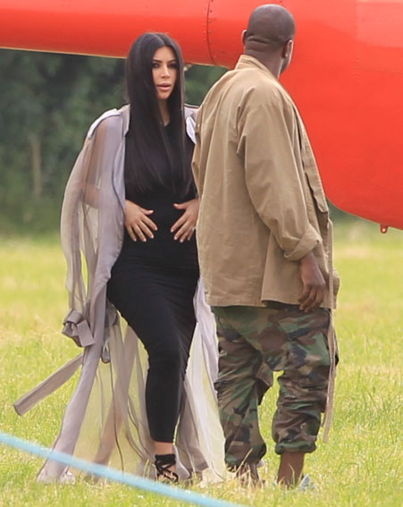 夫妻相..卡戴珊穿上迷彩裤子和老公Kanye West近日的迷彩裤做对比 (照片)
