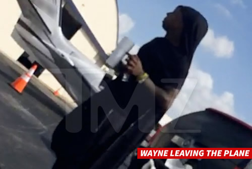 抽大麻被飞行员反对..Lil Wayne在飞机上抽大麻结果被“K”下飞机 (照片)