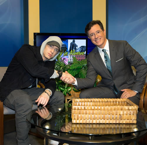 搞笑的Eminem继续玩大面积“面瘫”..偶尔想笑牢牢地摒住..采访基本不配合..  (3张照片)