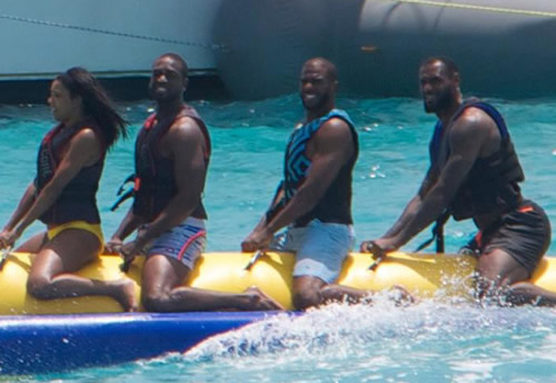 好兄弟共生死! NBA超级巨星兄弟们詹姆斯, 韦德, 保罗在同一条危险的香蕉船上游大海 (2张照片)