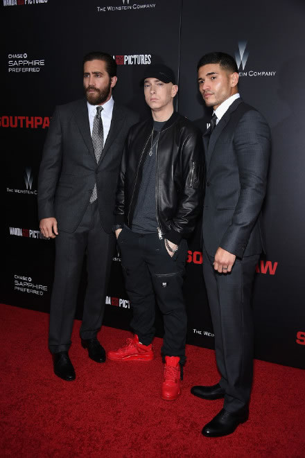 穿上大红色鞋子的Eminem飞到纽约出席新电影Southpaw首映..与徒弟50 Cent合影 (6张照片)