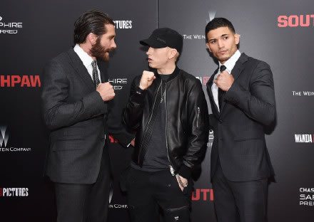 穿上大红色鞋子的Eminem飞到纽约出席新电影Southpaw首映..与徒弟50 Cent合影 (6张照片)
