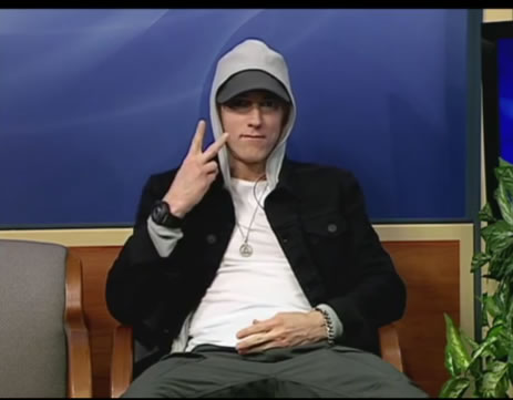 搞笑的Eminem继续玩大面积“面瘫”..偶尔想笑牢牢地摒住..采访基本不配合..  (3张照片)