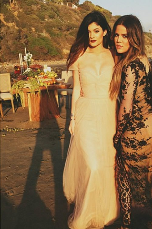 Khloé卡戴珊为17岁妹妹Kylie Jenner辩护..说自己未成年时也和男人上过床