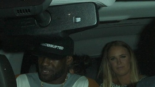 醉了..NBA超级巨星詹姆斯喝醉然后和金发美女网球名将一起坐车离开..帽子轮流戴 (照片)