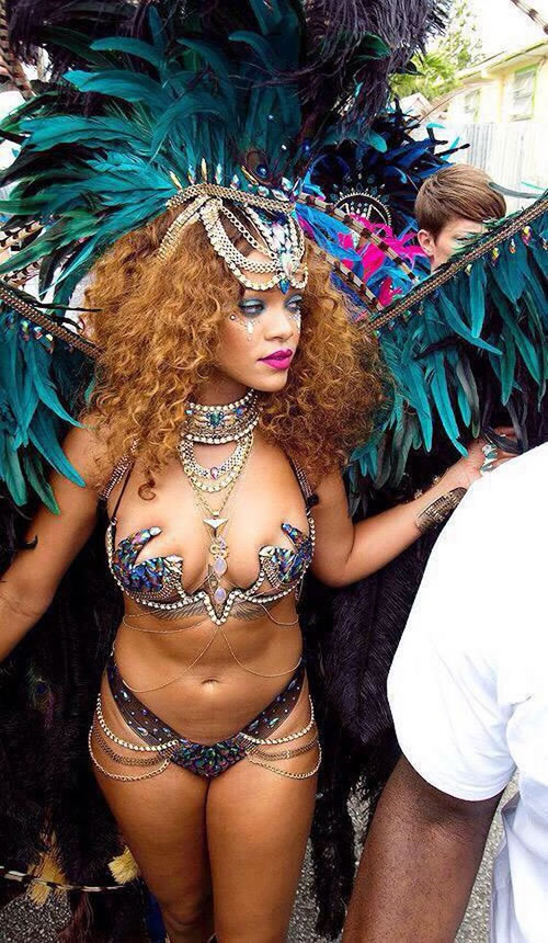 极限性感的Rihanna参加家乡巴巴多斯的传统节日狂欢大游行..热辣视觉盛宴 (3张照片)