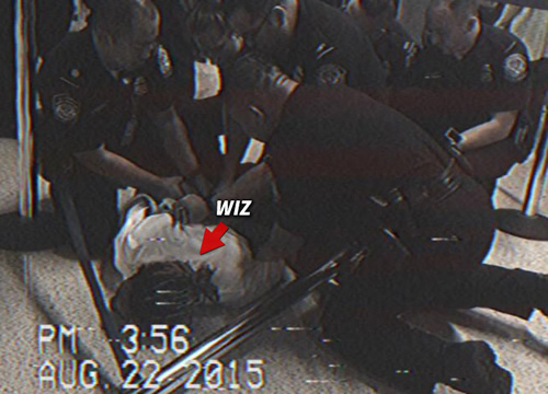 真要命! Wiz Khalifa就因为这个被6个警察扑在地上..美国纳税人会心疼他们的钱白花了 (照片)
