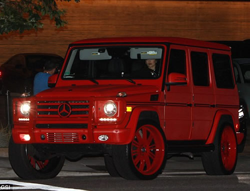 美国好男友! Tyga给女友/卡戴珊妹妹Kylie Jenner一辆定制红色奔驰越野车作为18岁生日礼物 (照片)
