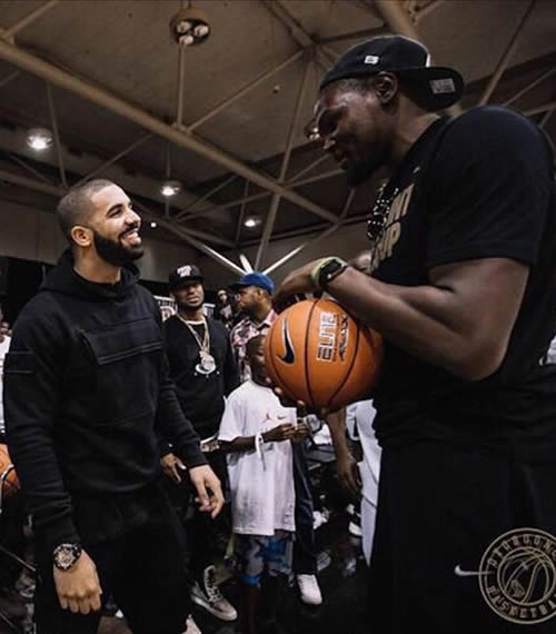 成功有很多衡量方法..成功的Drake与成功的好兄弟NBA巨星杜兰特谈笑风生 (照片)