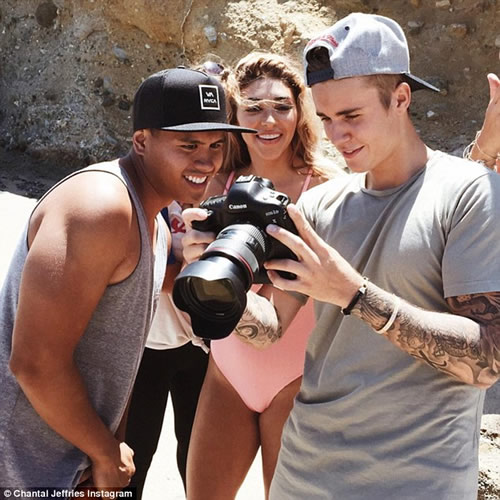 Selena Gomez要吃醋了! Justin Bieber在海滩变成摄影师为前女友/模特Chantel Jeffries拍摄性感照片